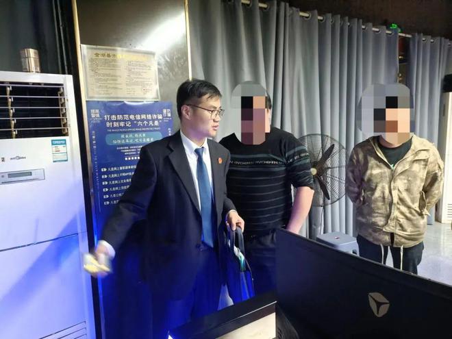 淮安一男子在网吧被抓！(图1)