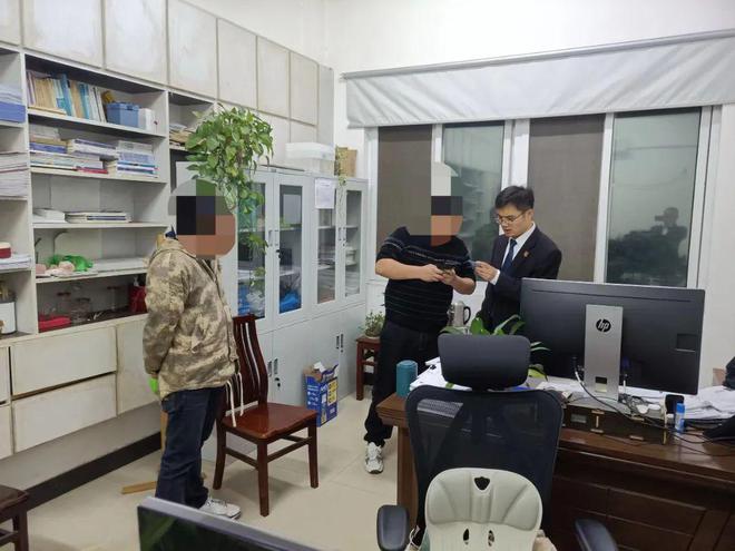 淮安一男子在网吧被抓！(图2)
