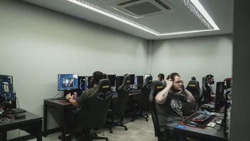 1年倒闭128万家！男人过夜必去的网吧为啥彻底废了？！(图8)