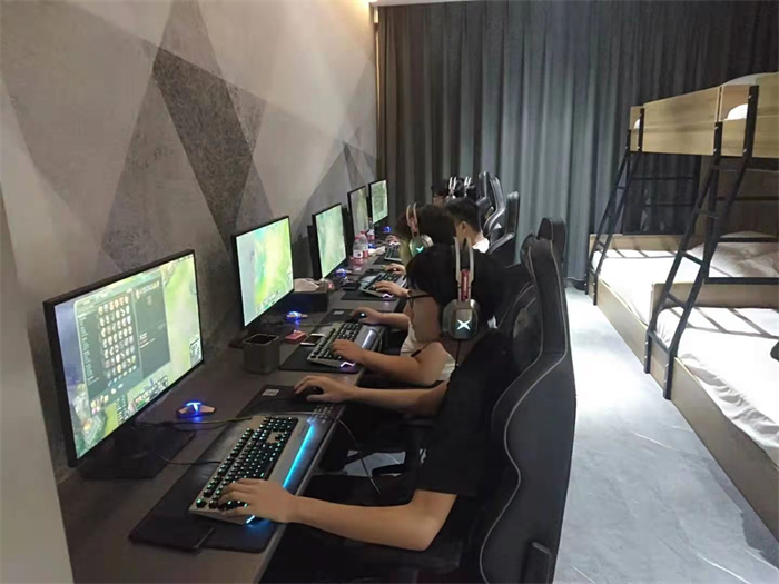 抖音爆款觉得住不起这配置一晚多少钱？电竞主题酒店的真实现状(图1)