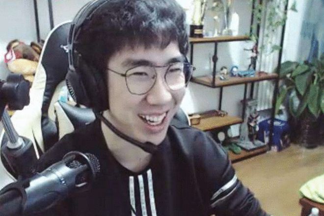 离婚的那对电竞夫妻怎么样了？ 骚男继续专注直播 无事业的七七呢(图5)