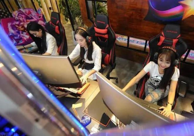 网吧“回光返照”了？不是说倒闭几万家吗网吧老板怎么越赚越多(图1)