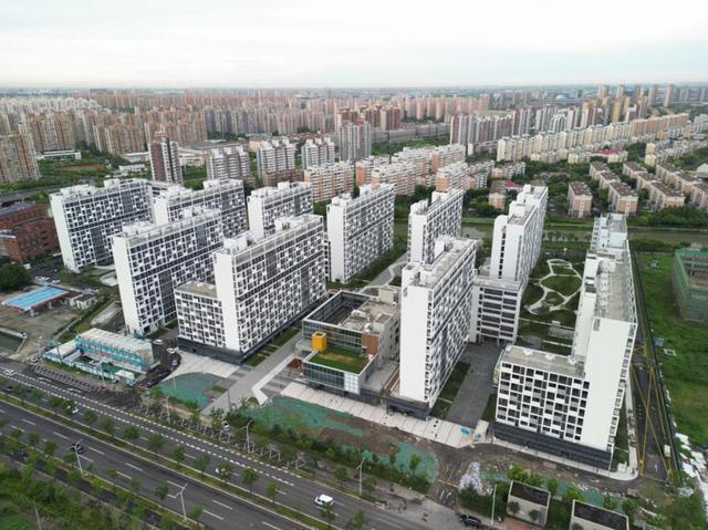 上班并不算近但迪士尼、中建八局很多员工却愿意住这儿