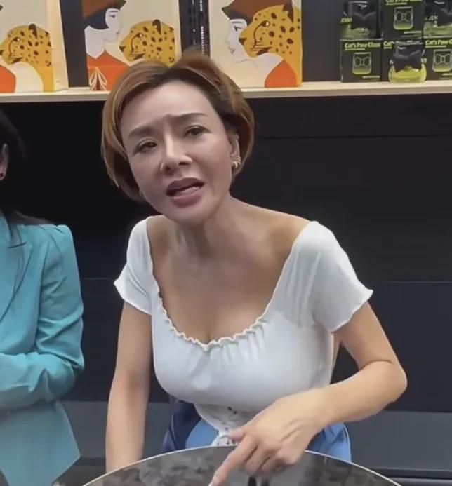 叶子楣仍宝刀未老！58岁穿低胸装大秀傲人身材但看脸是真的老了