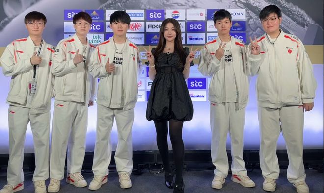 雷竞技资讯：LPL知名女解说开启1V1付费！照片花钱专属VIP太离谱(图3)