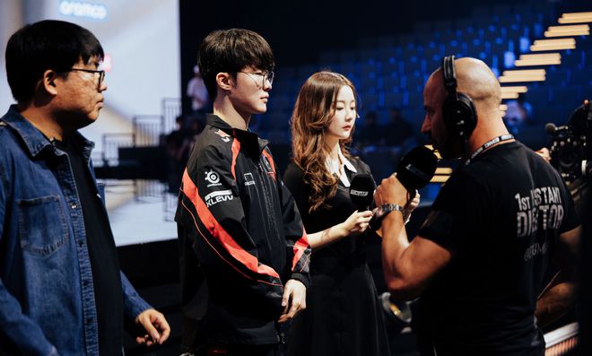 雷竞技资讯：LPL知名女解说开启1V1付费！照片花钱专属VIP太离谱(图2)