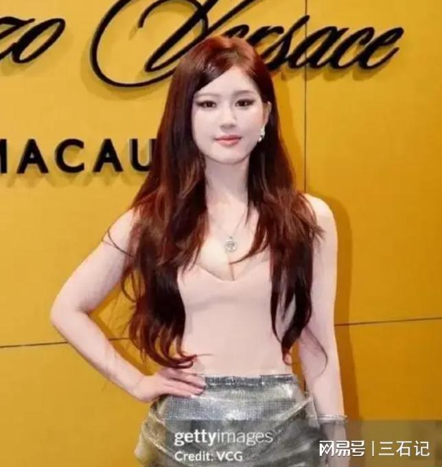 曝赵露思深夜被送医院急救！瘦骨如柴瘫坐在轮椅工作室紧急回应(图16)