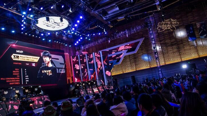 电竞女神程潇惊喜现身 一加Ace 5系列快闪活动引爆深圳
