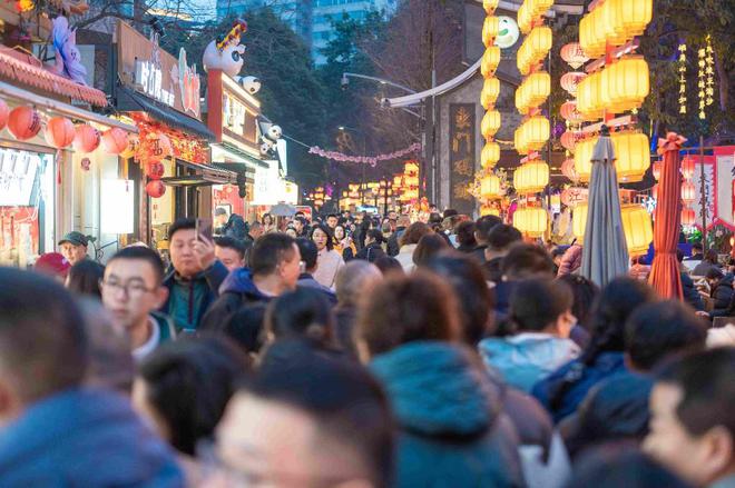 蛇年春节年味浓度爆表 入境游门票订单同比去年增长180%
