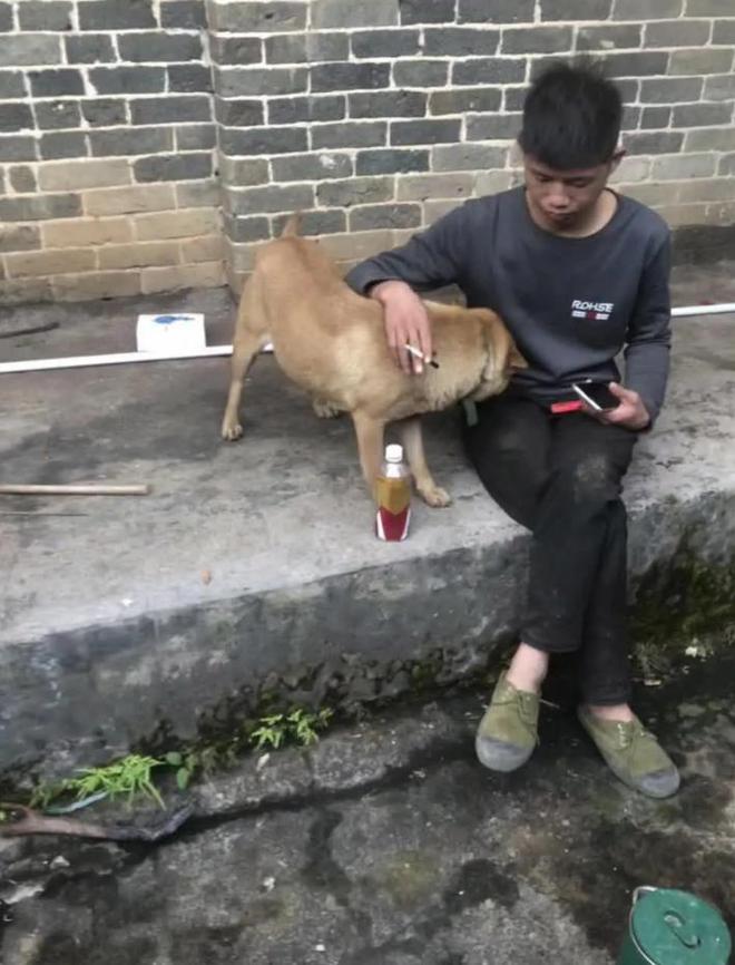 厕所里有电竞房！广西男子一人一狗组成家外甥：他父母都不在了(图2)