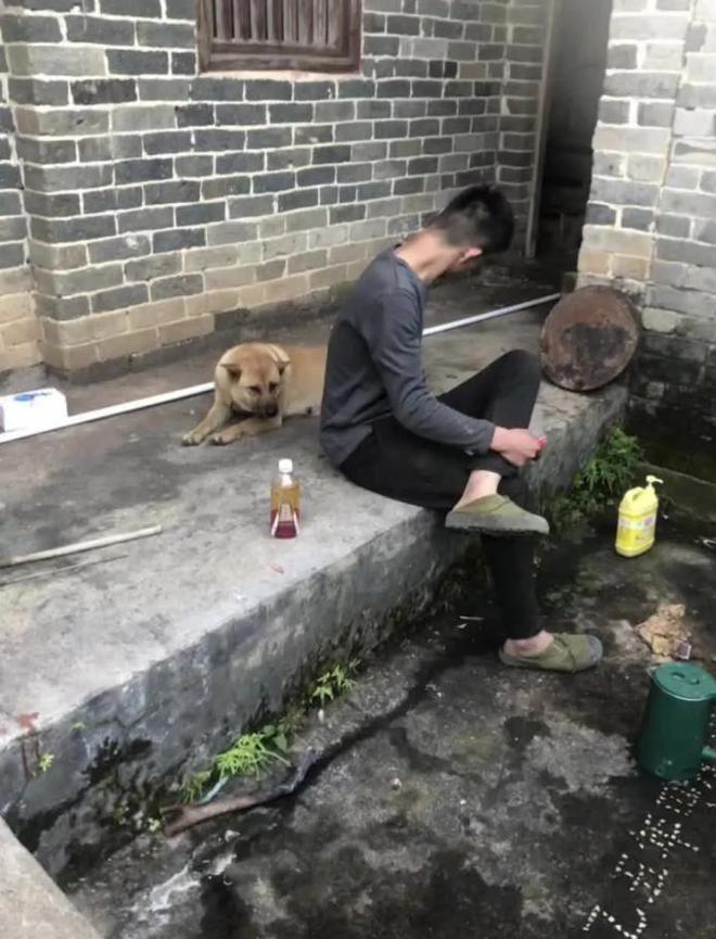 厕所里有电竞房！广西男子一人一狗组成家外甥：他父母都不在了(图3)