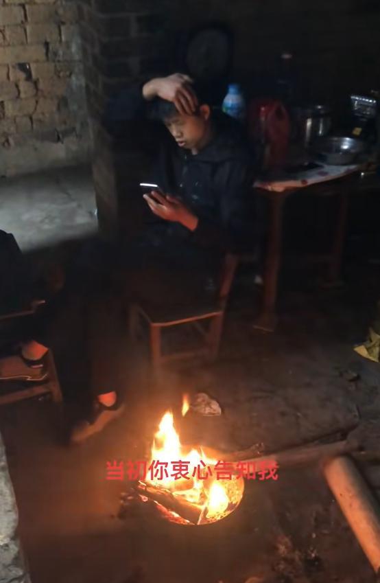 厕所里有电竞房！广西男子一人一狗组成家外甥：他父母都不在了(图6)