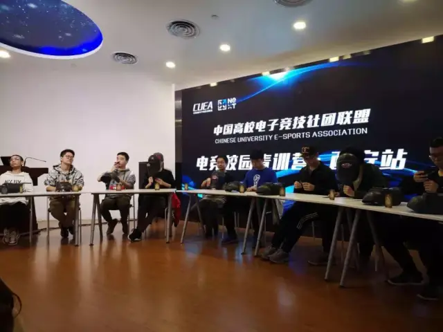 Gumayusi庆祝圣诞节晒出与圣诞树合影的可爱自拍！