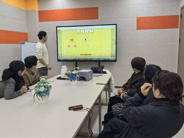 组电竞队、玩狼人杀 大爷大妈开启“赛博晚年”｜2024我为TA买单③
