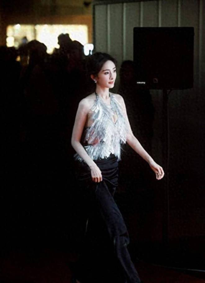 杨幂胸没了？工作室反向修图惹争议！网友：真实最美
