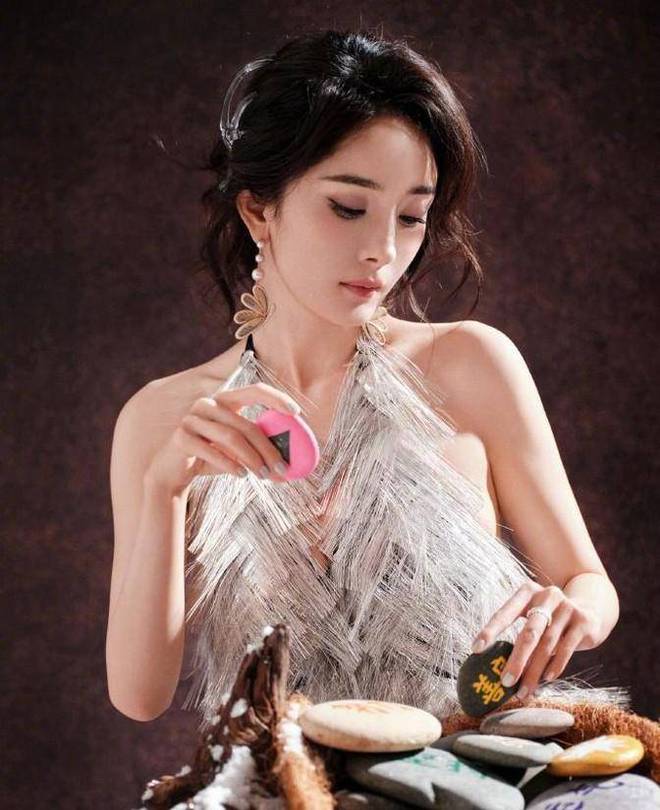杨幂胸没了？工作室反向修图惹争议！网友：真实最美(图2)
