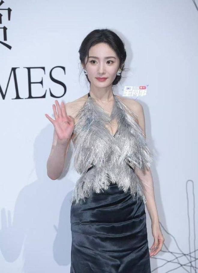 杨幂胸没了？工作室反向修图惹争议！网友：真实最美(图5)