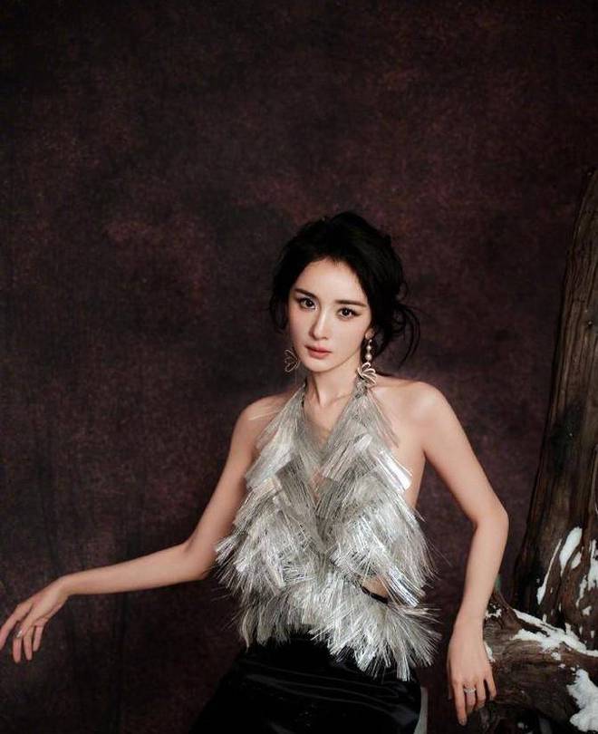 杨幂胸没了？工作室反向修图惹争议！网友：真实最美(图4)
