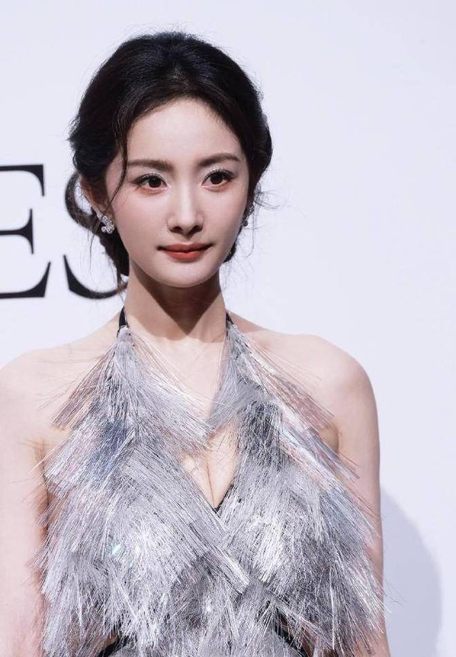 杨幂胸没了？工作室反向修图惹争议！网友：真实最美(图6)