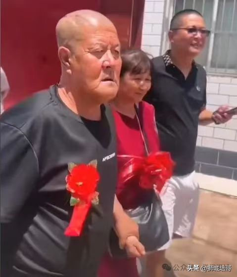 当“守村人”沦为流量玩物：我们与恶的距离有多远？(图4)