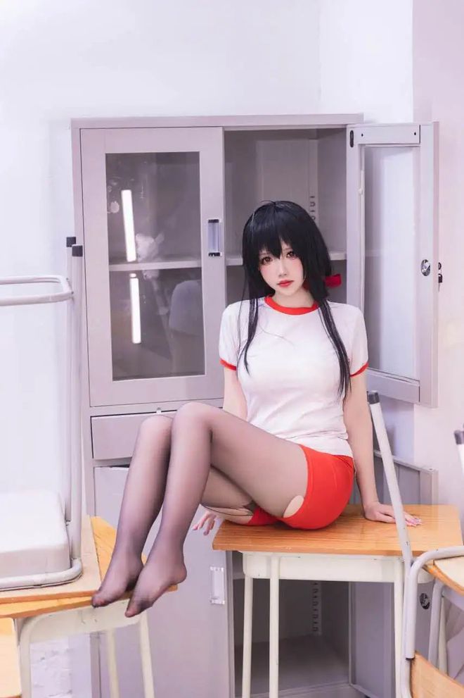 性感COS：碧蓝航线大凤体操服；似乎没有人可以拒绝得调破丝袜(图5)