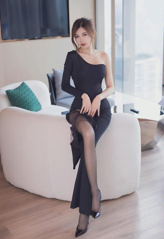这腿无敌了长相清纯甜美身材却性感火辣仿佛是上帝的宠儿(图4)
