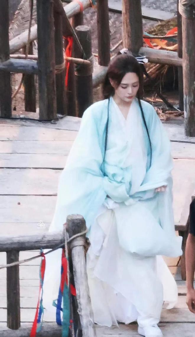 42岁阿娇：不扮嫩、不打针、人到中年演妈妈令人感叹赞美(图2)