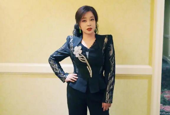 万万没有想到刘晓庆再被举报偷税结果网友一边倒：又逮着她薅(图1)