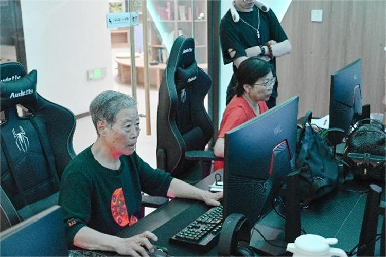 成都青羊：活到老、学到老65岁+老人充满朝气与活力(图1)