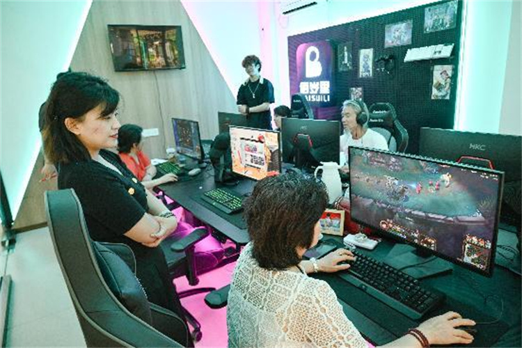 成都青羊：活到老、学到老65岁+老人充满朝气与活力(图2)