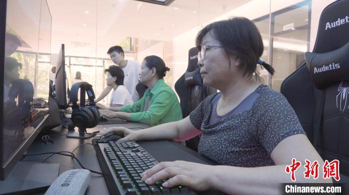 探访成都一老年电竞队：“银发玩家”开启养老“新节奏”(图1)