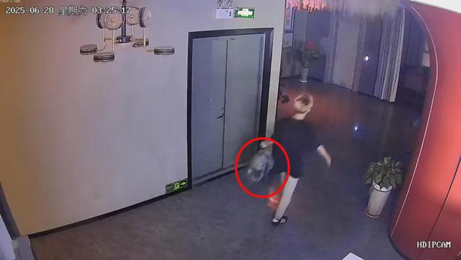 一男子入住蓬安某电竞酒店2小时盗走价值2万元显卡(图2)