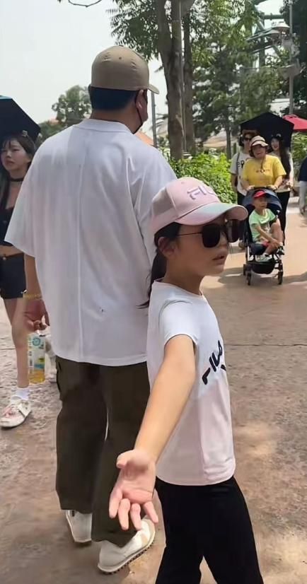 贾冰减肥成功！与老婆合照瘦到脱相因老婆太年轻被嘲像父女(图3)