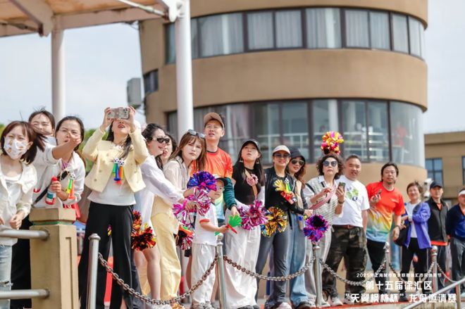 32支队伍竞逐龙舟破浪激情开赛！(图2)