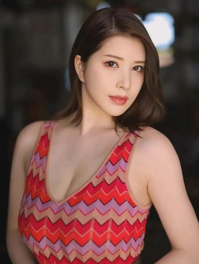 童颜巨乳短发女神身材性感勾魂万千美得让人窒息