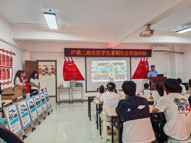 警心护童行 安全伴成长 西安交管浐灞国际港大队二中队开展暑期交通安全进社区活动(图1)