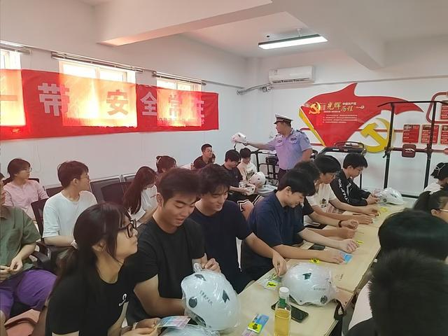 警心护童行 安全伴成长 西安交管浐灞国际港大队二中队开展暑期交通安全进社区活动(图3)