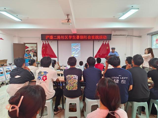 警心护童行 安全伴成长 西安交管浐灞国际港大队二中队开展暑期交通安全进社区活动(图2)