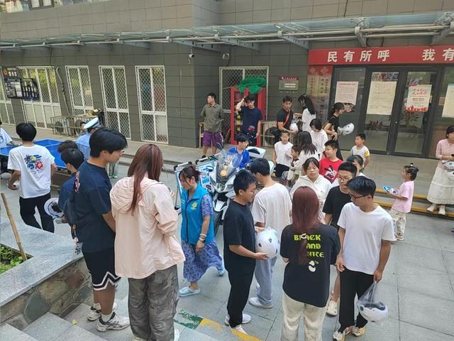 警心护童行 安全伴成长 西安交管浐灞国际港大队二中队开展暑期交通安全进社区活动(图5)