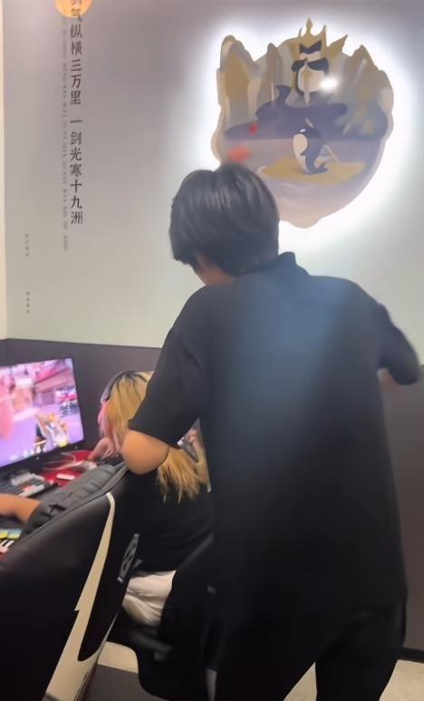 炸裂！浙江小伙网恋奔现失败被女方身材震惊网吧对峙要求还钱(图2)
