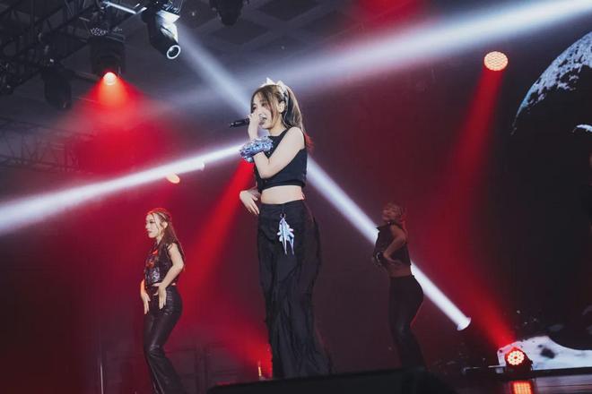 吴若希出道15年首次于澳门开骚全新形象犹如脱胎换骨获赞不绝口(图3)