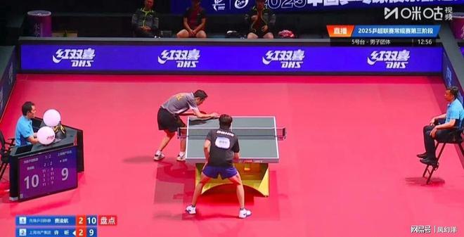 费浚航违规发球裁判一直没有判罚许昕模仿他发球当即被罚分