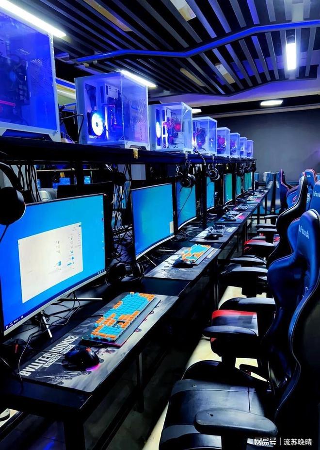 现在网吧都快1小时10块钱了生意反而变得更好了。