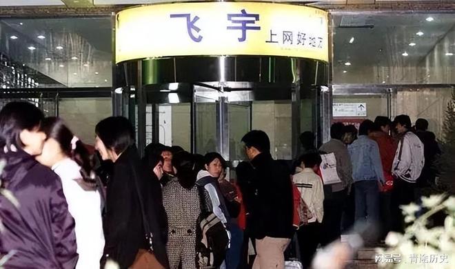 4年倒闭5万家！网吧集体熄灯那个通宵打游戏的青春彻底关机了(图2)