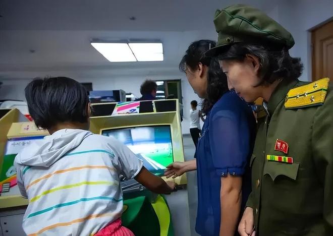 朝鲜网吧开业人满为患都能玩什么游戏？打使命召唤？(图7)