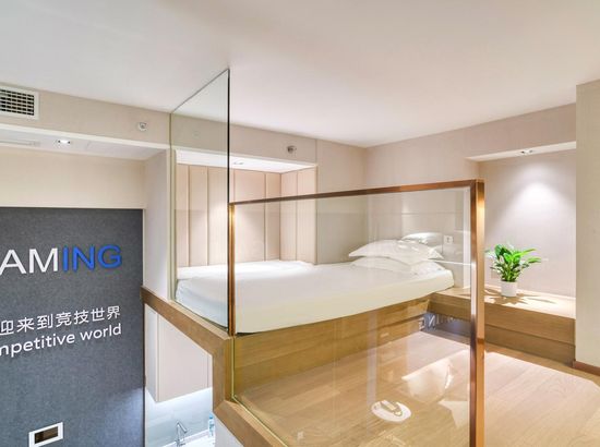 郑州电竞酒店超火原因揭秘！男住客：困了睡睡醒玩这就是天堂