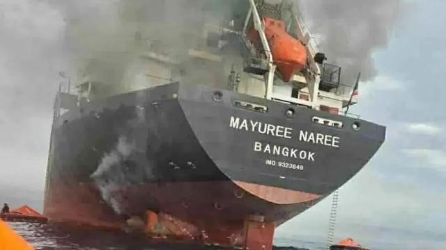 泰国海军：一艘悬挂泰国国旗的货船在霍尔木兹海峡遭炮火袭击船舱严重受损现场画面曝光(图1)