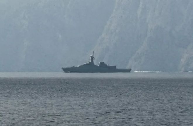 泰国海军：一艘悬挂泰国国旗的货船在霍尔木兹海峡遭炮火袭击船舱严重受损现场画面曝光(图3)