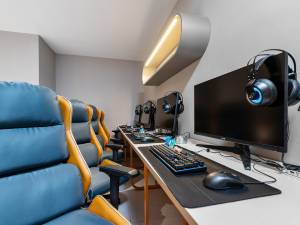 邓兆尊：香港佛系富二代的生存法则(图1)