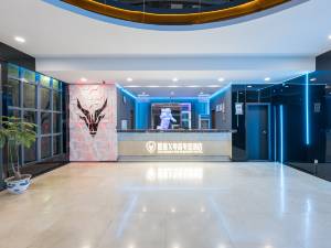 雷神竞界电竞酒店第100家店落地青岛携手《实况足球》打造年轻人的实况主场(图1)
